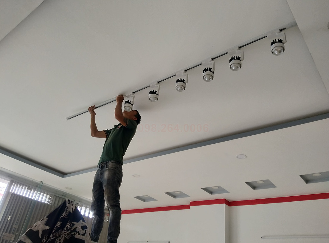 Thợ đang sửa bóng đèn