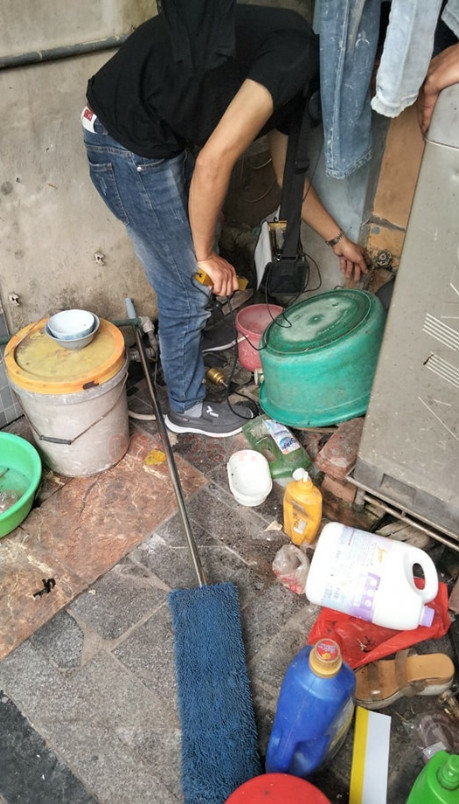 Thợ đang sửa đường ống nước tại nhà khách hàng