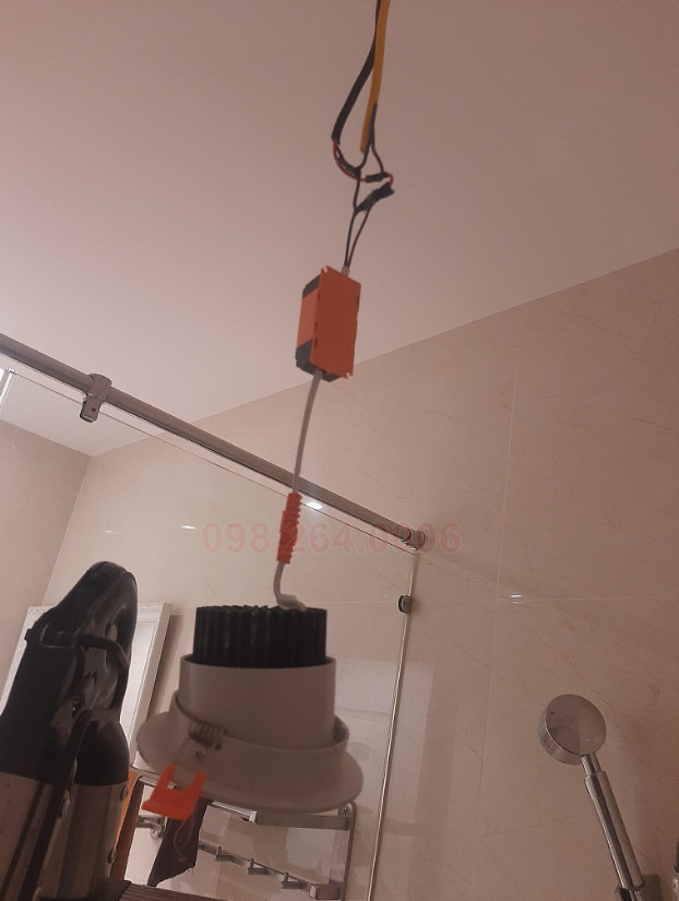 Thay bóng đèn nhà vệ sinh