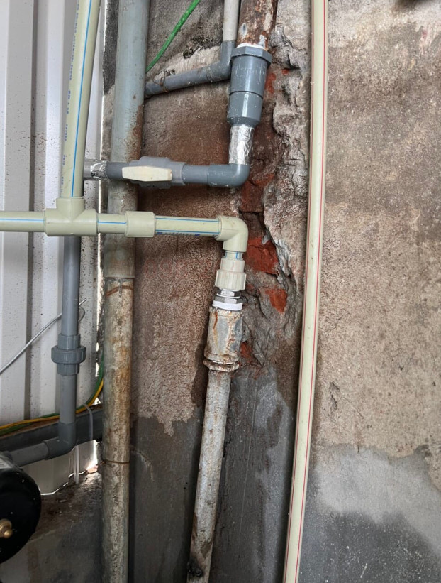 ổng nước đang được sửa chữa