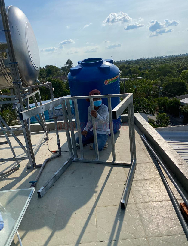 Thơ đang tiến hành sửa chữa hệ thống nước