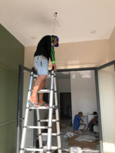 Thợ đang sửa chữa điện nước tại Quận 11