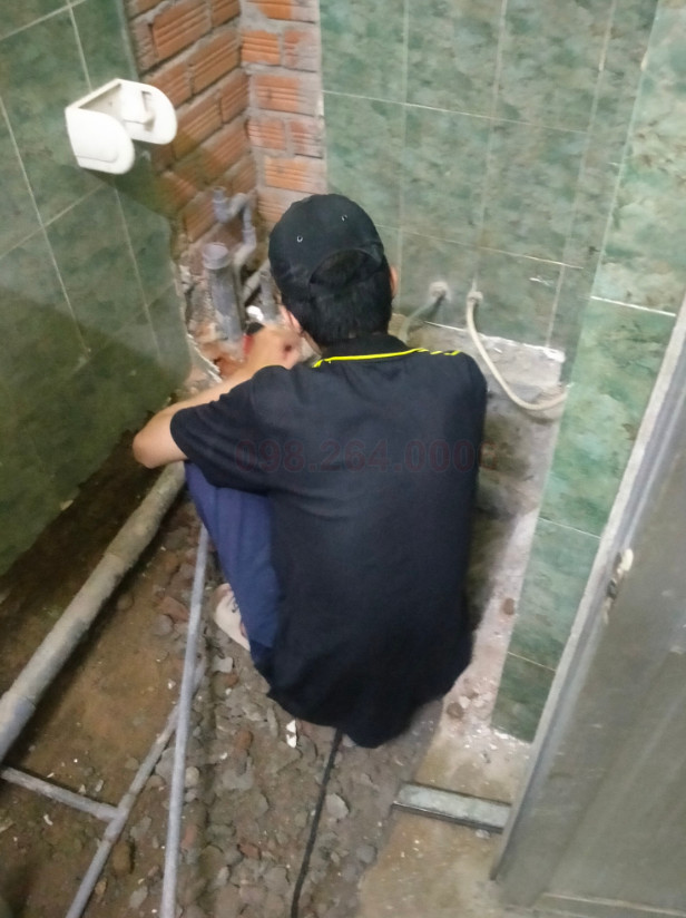 Thợ đang thi công sửa ống nước