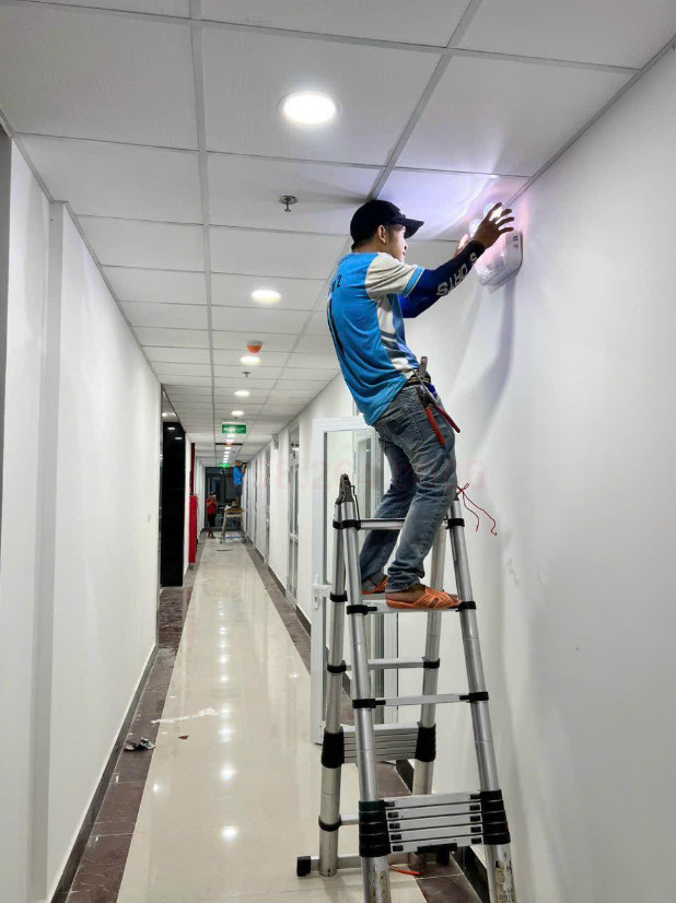 Thợ đang thay bóng đèn điện